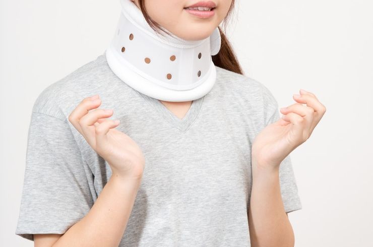 頸椎カラー　女性